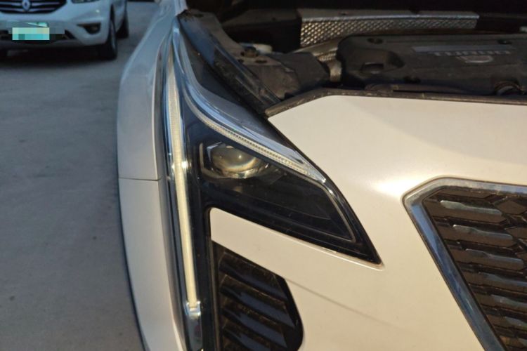 Used Cadillac XT4 2020 28T Two-Wheel-Drive Leading Version Right Front Headlight