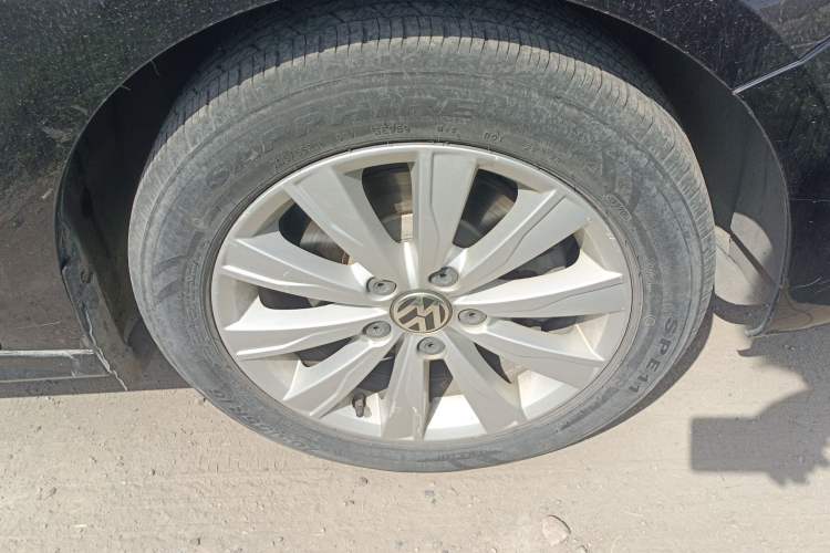 Used Volkswagen Sagitar 2014 1.6L Automatic Comfort Model Right Front Wheel Hub