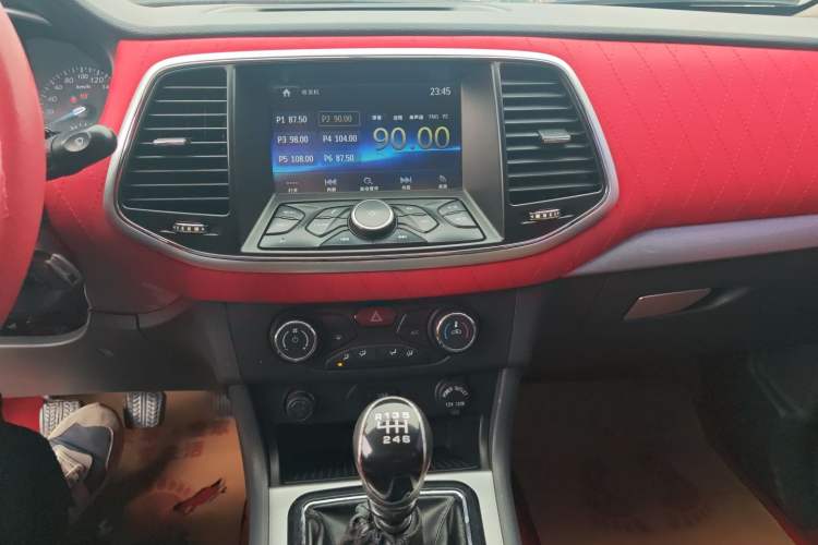 Used Zxauto Terralord 2018 2.5T Diesel Business Edition 4x4 Comfortable Large Double Cab SD4V25R-100 Audio And AC Panel