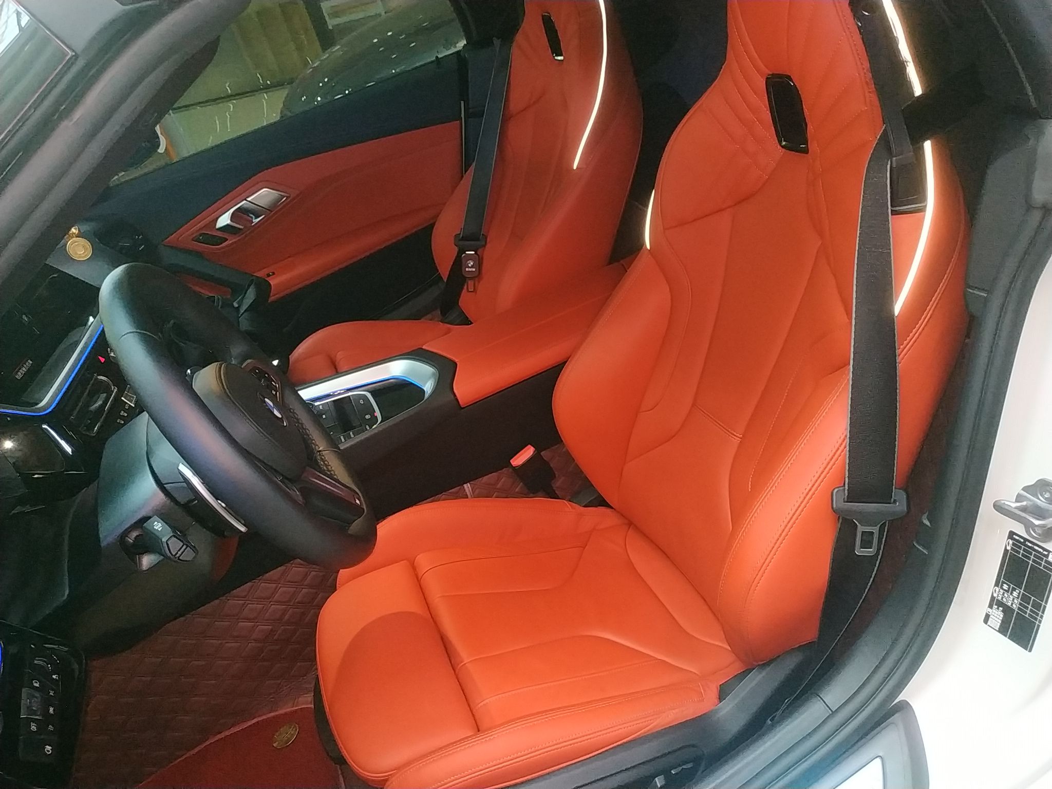 المقاعد الأمامية داخل السيارة