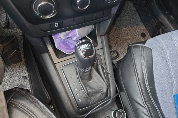 Used Skoda Yeti 2017 TSI280 DSG Advanced Edition Gear Lever