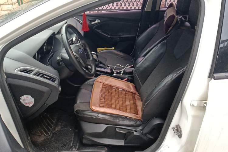 Used Ford Focus 2012 Sedan 1.6L Automatic Fashion Edition
