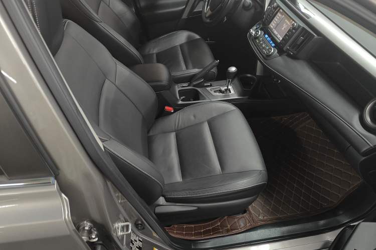 Used Toyota RAV4 2016 2.0L CVT Two-Wheel Drive Smart Edition China V Standard Right Front Seat