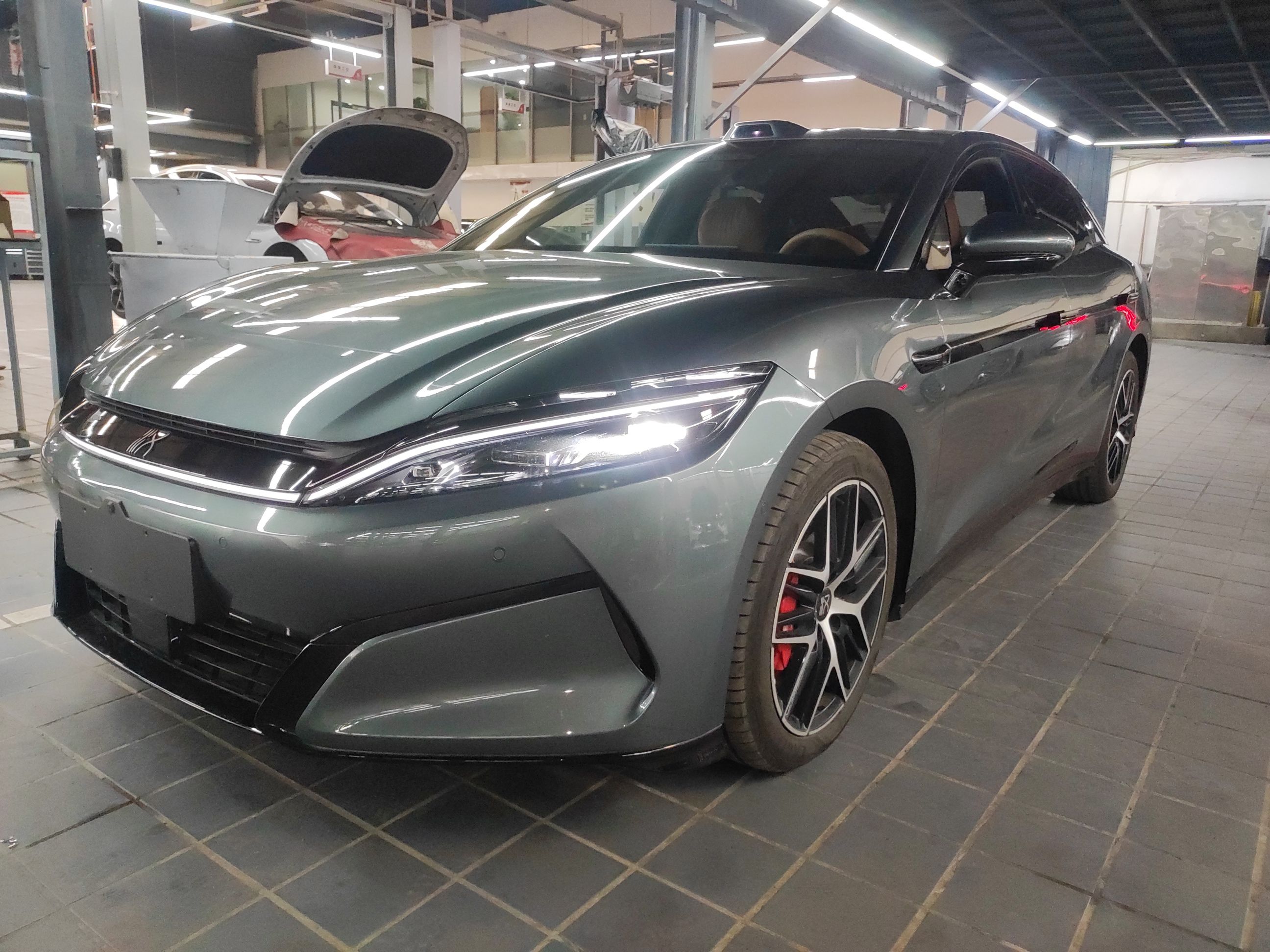 تحت مقدمة السيارة