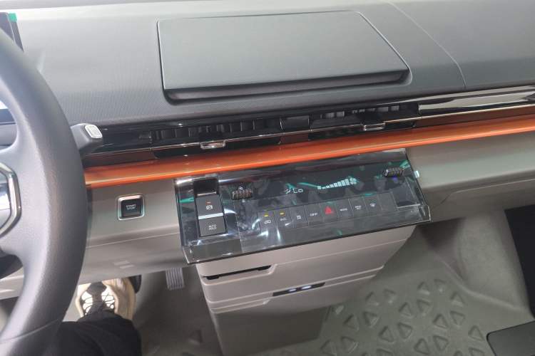 Used Farizon Super VAN 2025 Yucheng Edition, Action-Pak 68kWh Audio And AC Panel