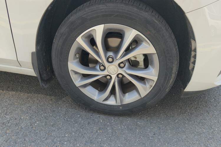 Used Buick Verano 2023 Pro Enjoyment Edition Right Front Wheel Hub