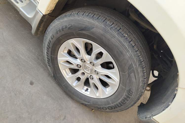 Used JMC Yusheng S350 2013 2.4T Automatic 2WD Diesel Luxury Edition 5 Seats
