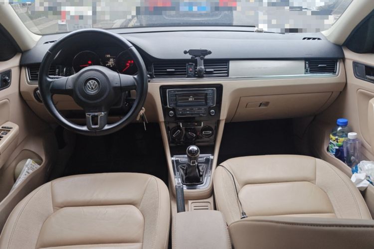 Used Volkswagen Bora 2014 1.6L Manual Comfort Model Center Console