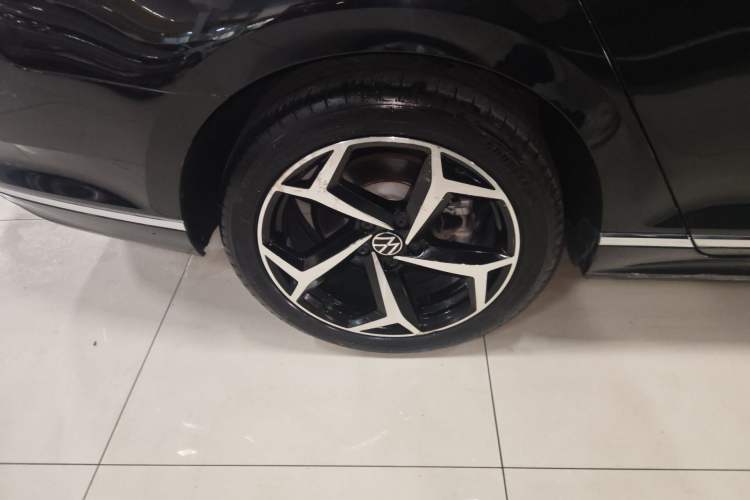 Used Volkswagen Magotan 2023 2 Million Units Limited Edition 330TSI DSG Leading Version Right Rear Wheel Hub