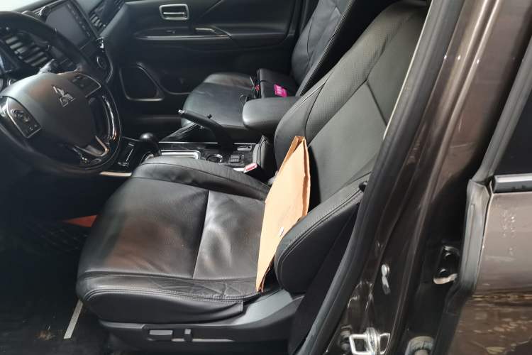 Used Mitsubishi Outlander 2018 2.0L Two-Wheel-Drive Jiale Edition 7-Seater
