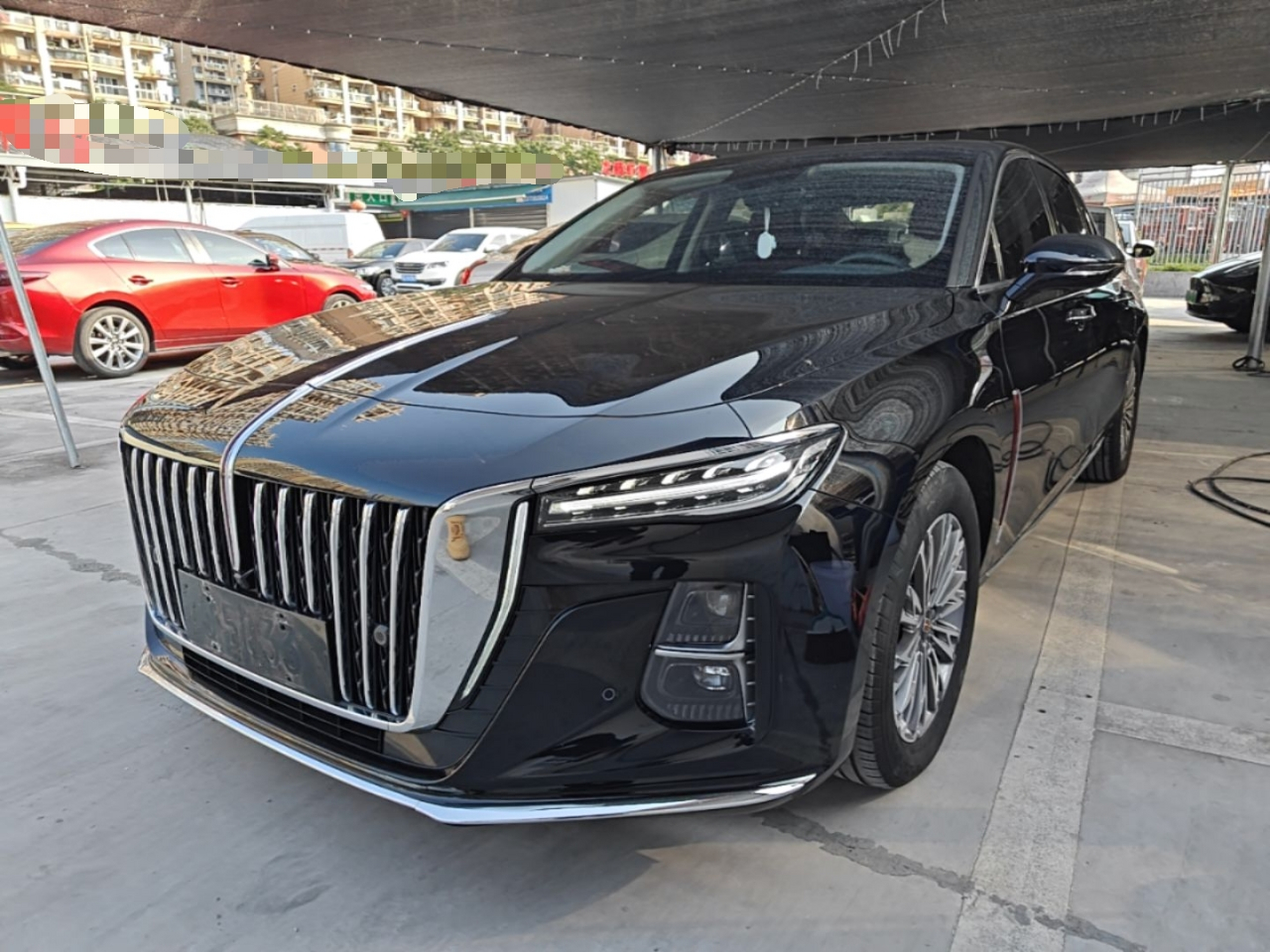 Под передней частью автомобиля