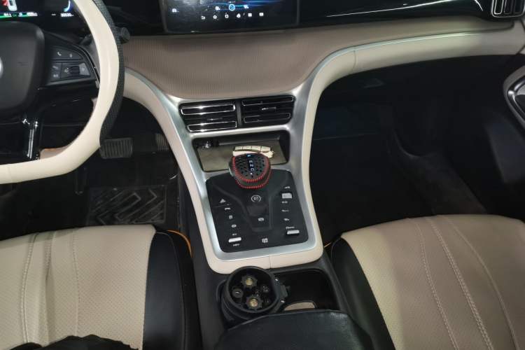 Used BYD Song Pro New Energy 2024 HONOR Edition DM-i 71KM Navigation Model Gear Lever