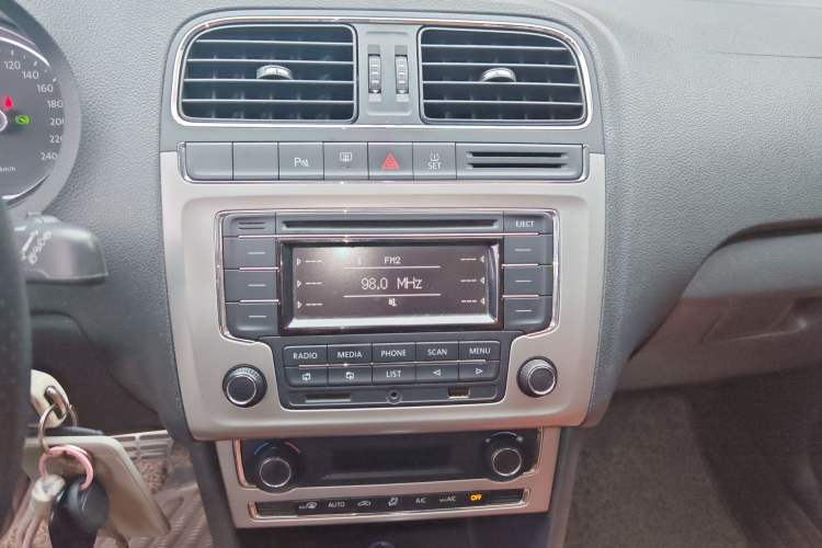Used Volkswagen Polo 2014 1.6L Cross Polo Automatic Audio And AC Panel