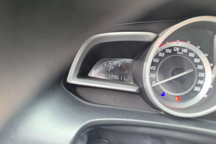 Used Mazda 3 Axela 2014 Sedan 1.5L Automatic Luxury Model
