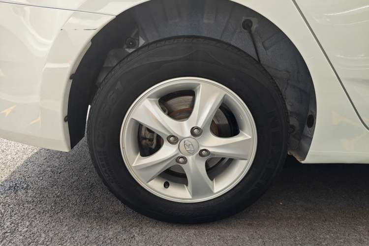 Used Hyundai Verna (older generation) 2014 1.4L Manual Smart GLS Trim Right Rear Wheel Hub