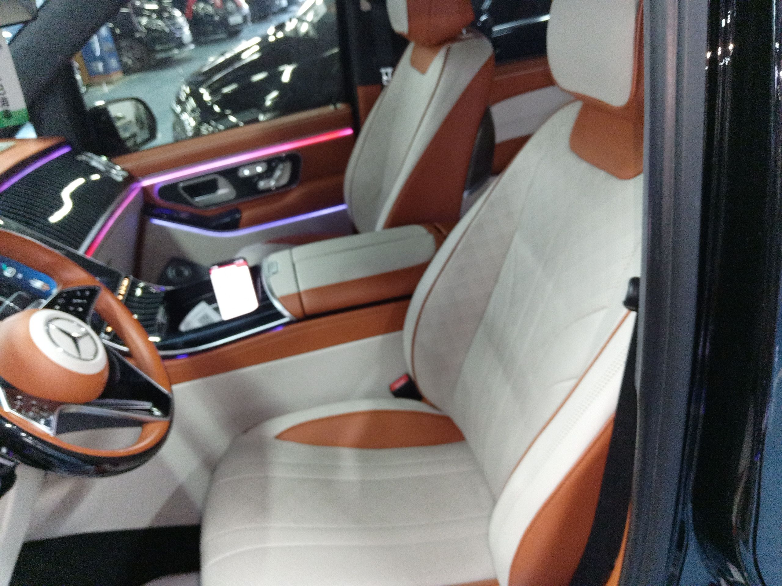 المقاعد الأمامية داخل السيارة