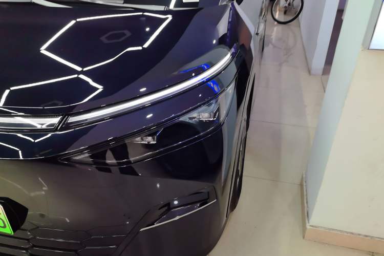 Used XPeng X9 2024 640 All-Wheel Drive High-Performance Max Left Front Headlight