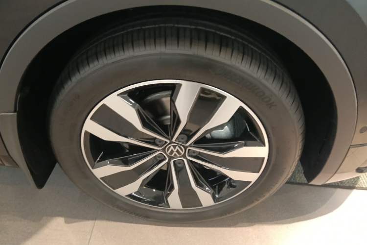 Used Volkswagen Tiguan L 2024 Outstanding Model 330TSI Automatic Two-Wheel Drive R-Line Dragon Glory Edition Right Front Wheel Hub