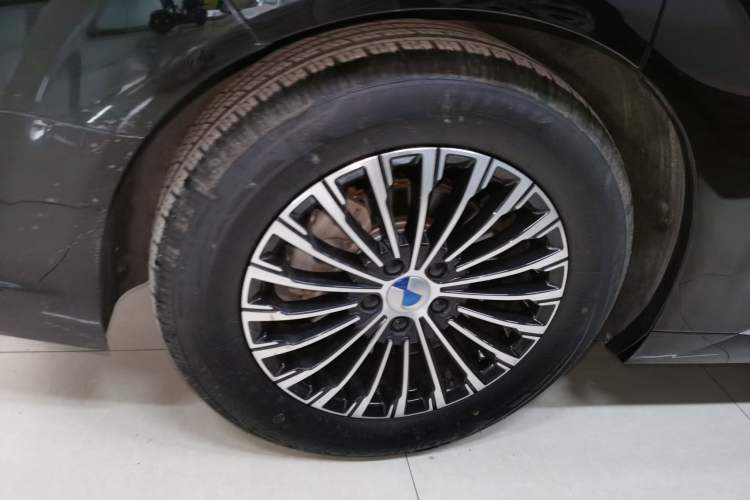 Used Denza D9 2024 DM-i 980 Four-Wheel Drive Prestige Model Right Rear Wheel Hub