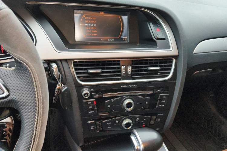 Used Audi A4L 2013 35 TFSI Automatic Standard Model Audio And AC Panel