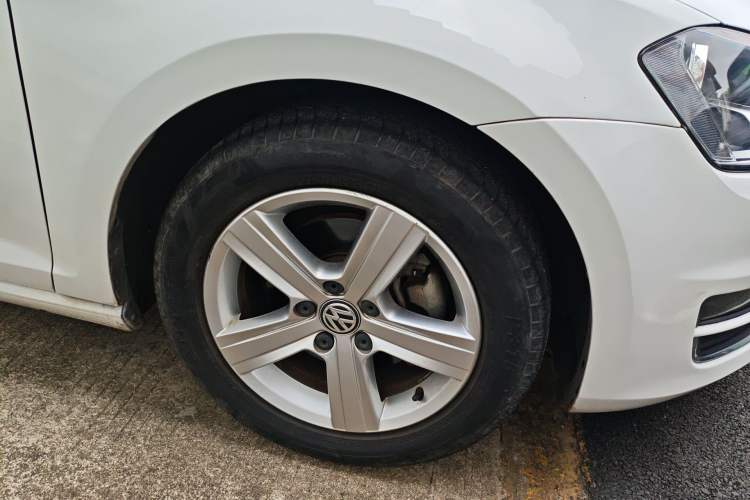 Used Volkswagen Golf 2017 1.6L Automatic Comfort Million-Vehicle Anniversary Edition Right Front Wheel Hub