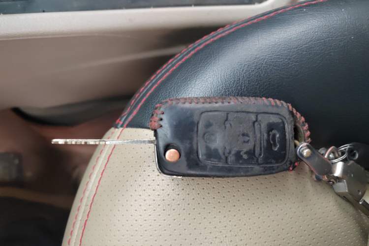 Used FAW Yingzhi 737 2016 1.5L CVT Luxury Navigation Edition Vehicle Key