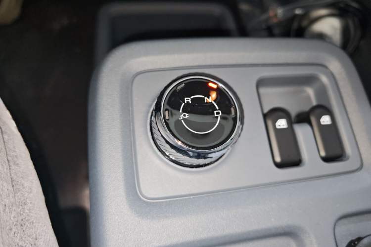 Used Wuling Yangguang 2024 300KM Comfort Version Passenger Van 75kW
