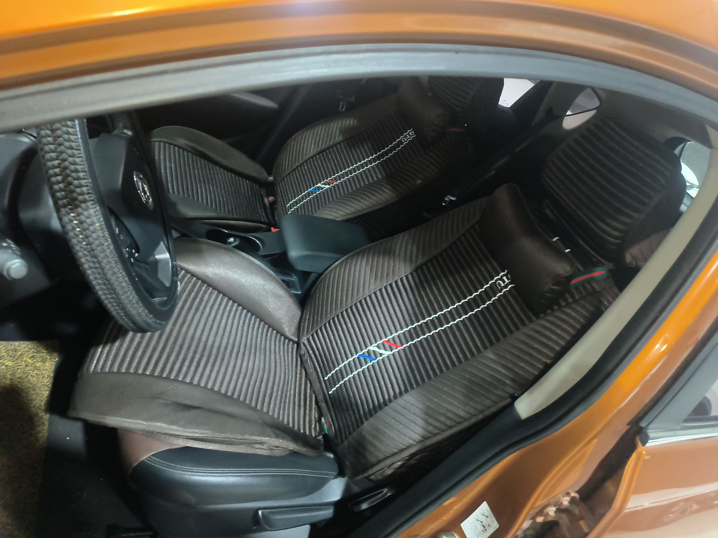 المقاعد الأمامية داخل السيارة