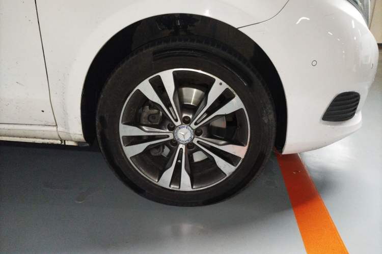 Used Mercedes-Benz V-Class 2017 V 260 Avantgarde Edition Right Front Wheel Hub