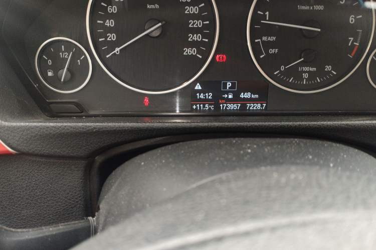 Used BMW 3 Series 2015 320Li Fashion Model Odometer Close Up