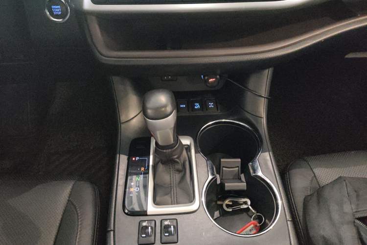Used Toyota Highlander 2015 2.0T Four-Wheel Drive Luxury Edition 7-Seater Gear Lever