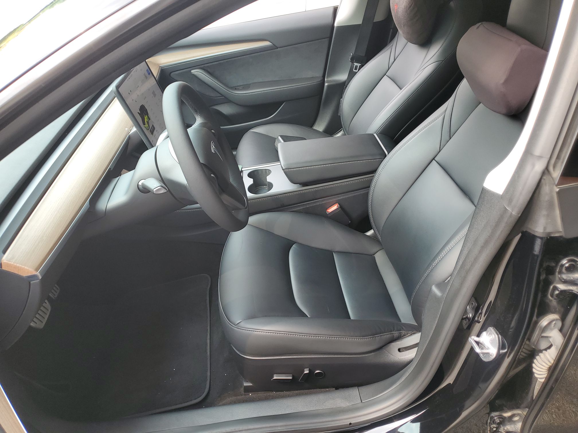 Переднее сиденье в автомобиле