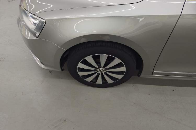 Used Volkswagen Sagitar 2017 1.6L Automatic Comfort Model Left Front Wheel Hub