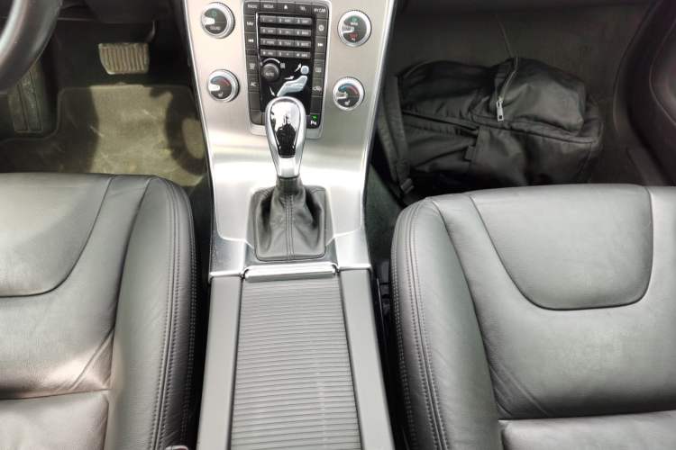 Used Volvo S60 2015 S60L 2.0T Zhiyuan Edition
