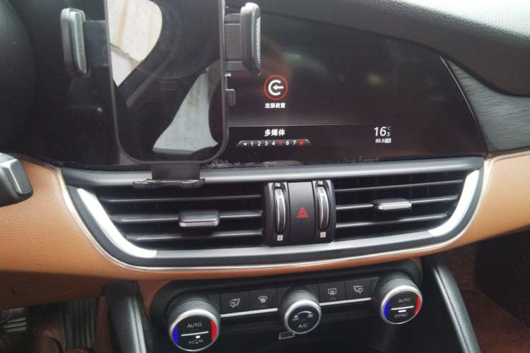 Used Alfa Romeo Giulia 2017 2.0T 200HP Luxury Edition Audio And AC Panel