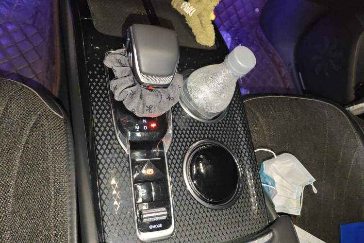 Used Hongqi HS3 2023 1.5T Two-Wheel Drive Shanwei Edition Gear Lever