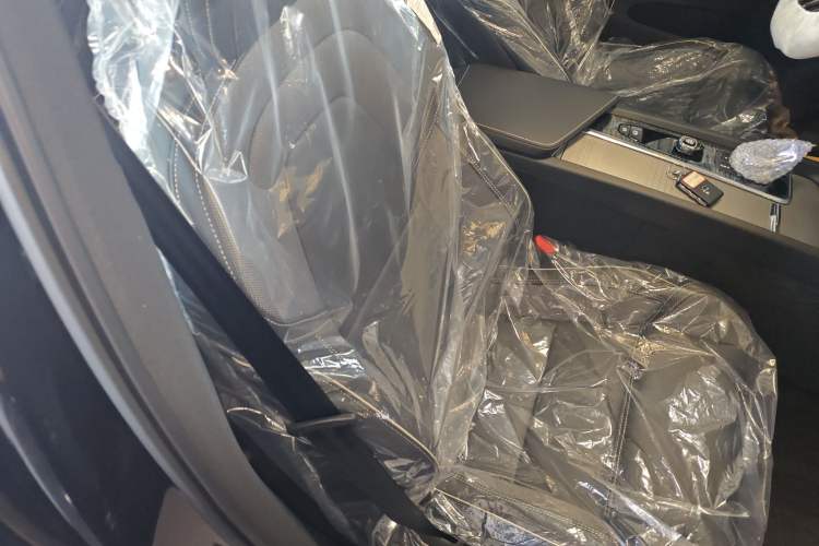 Used Volvo XC60 2025 B5 Four-Wheel Drive Smart & Advanced Midnight Black Edition Right Front Seat