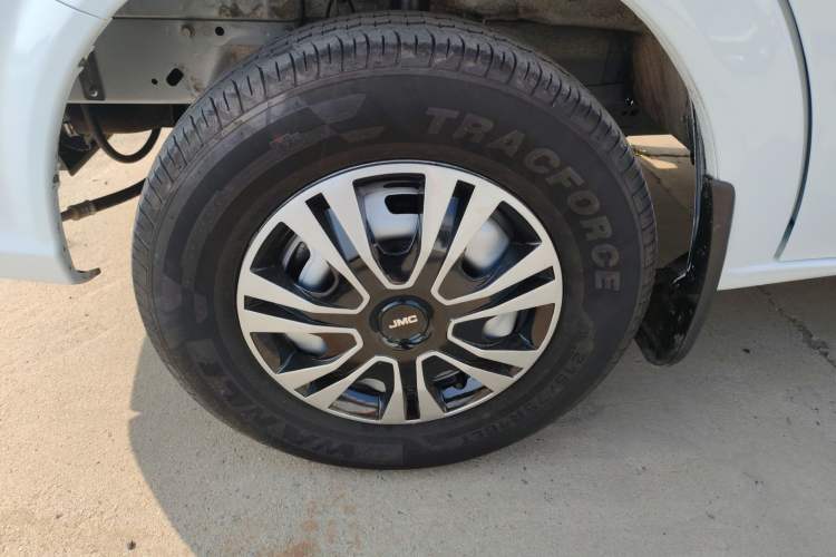 Used JMC Fushun 2025 2.0T 6MT Diesel Mid-Roof Mid-Height Commercial Multi-Purpose 7-Seater Passenger Vehicle