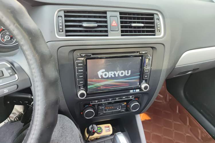 Used Volkswagen Sagitar 2014 1.4TSI Automatic Luxury Model Audio And AC Panel