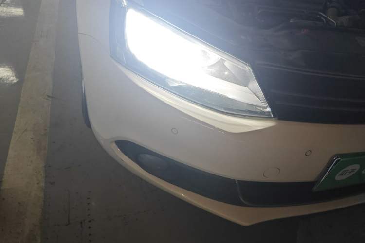 Used Volkswagen Sagitar 2012 1.4TSI Automatic Luxury Edition Right Front Headlight