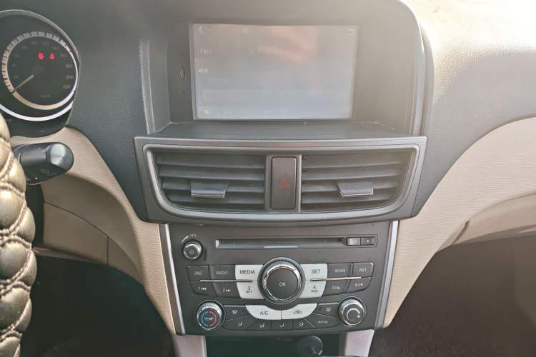 Used Soueast V5 Lingzhi 2012 1.5L Manual Comfort Edition Audio And AC Panel