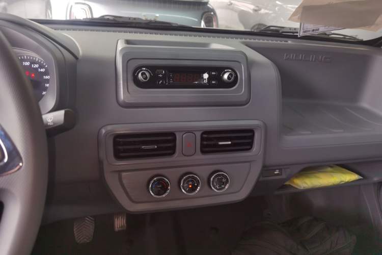 Used Wuling Yangguang 2025 Model 400km Bus Edition—Comfort Edition Audio And AC Panel