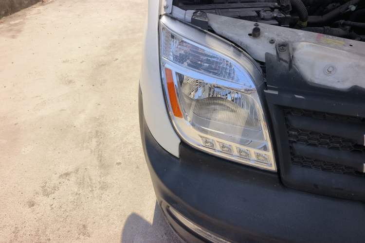 Used SAIC MAXUS Xintu V80 2019 2.5T Classic Model 6-Speed Manual – Aoyuntong Modified Version Short Wheelbase Ultra-Low Roof 5/6 Seats