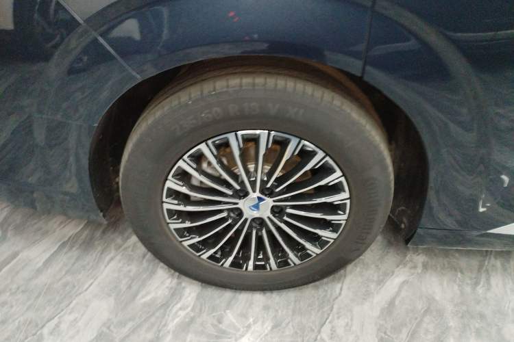 Used Denza D9 2022 DM-i 1040 Prestige Model
