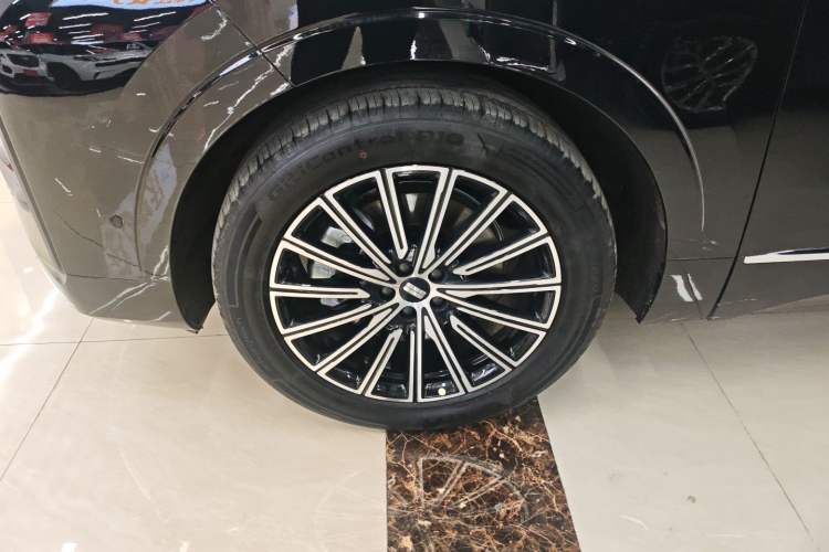 Used Geely Galaxy M9 2025 Model 230km Two-Wheel-Drive Exploration Edition Exterior 4