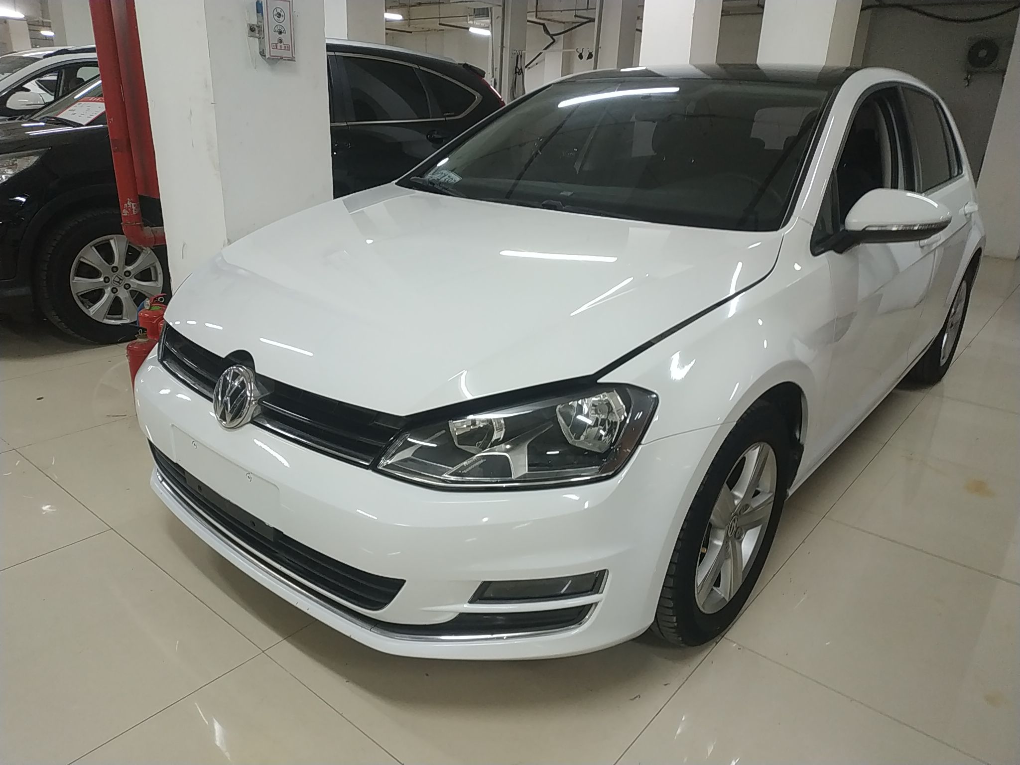 Под передней частью автомобиля