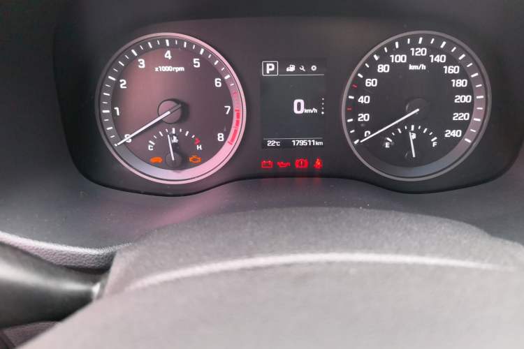 Used Hyundai Tucson 2015 1.6T Dual-Clutch Two-Wheel-Drive Smart Model Odometer Close Up