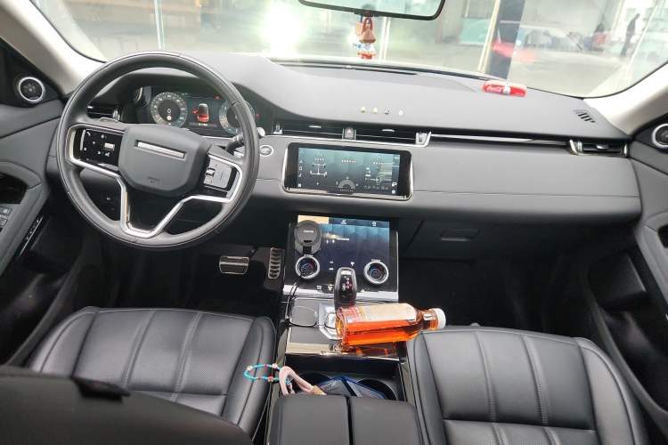 Used Land Rover Range Evoque 2023 Aurora L 249 PS Luxury Edition Center Console