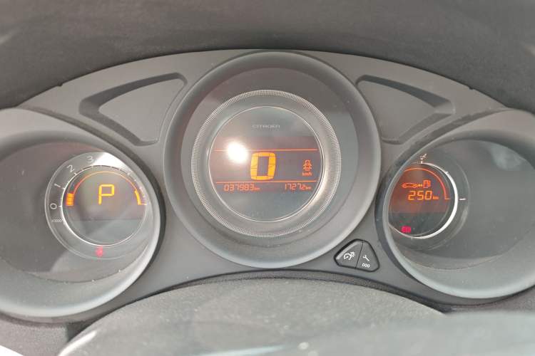 Used Citroen C4L 2015 1.2T Automatic Luxury Edition Odometer Close Up