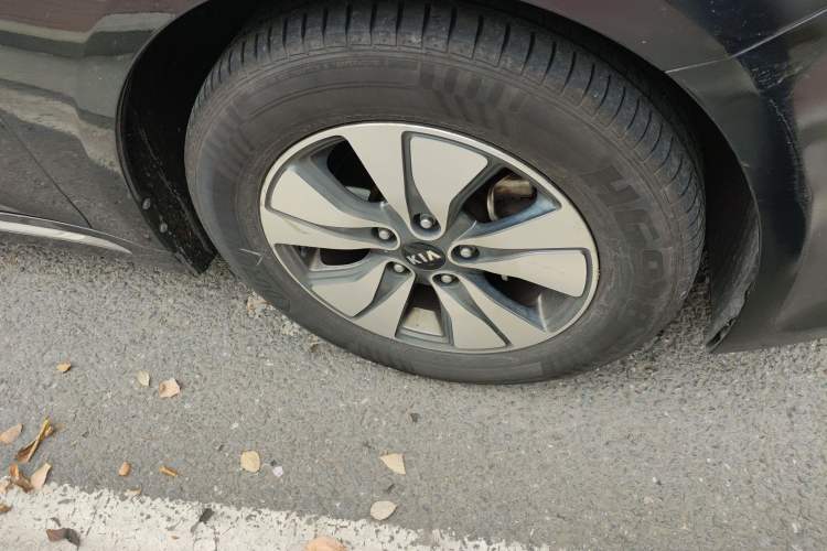 Used Kia K5 2016 2.0L Hybrid GLS Right Front Wheel Hub